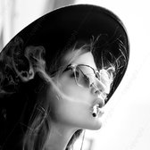 JJ-Art – Glas | Vrouw met hoed, sigaret en zonnebril in zwart wit Fine Art | vierkant, sexy, zon, modern, mens | Foto-schilderij-glasschilderij-acrylglas-acrylaat-wanddecoratie | KIES JE MAAT