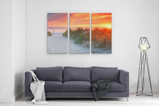 Toile triptyque d'un chemin de sable à travers les dunes vers la mer, coucher de soleil avec ciel orange.