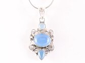 Opengewerkte zilveren hanger met blauwe chalcedoon aan ketting