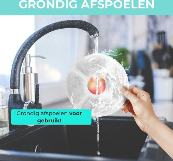 Hand spoelt een rond, wit filter onder een kraan in een gootsteen. Tekst: 'Grondig afspoelen voor gebruik!'