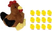 Pluche bruine kippen/hanen knuffel van 25 cm met 12x stuks mini kuikentjes 3 cm - Paas/pasen decoratie