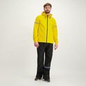 Man in volledig gele regenjas en zwarte regenbroek, van voren.