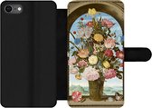 Bookcase Geschikt voor iPhone SE 2020 telefoonhoesje - Vaas met bloemen in een venster - Schilderij van Ambrosius Bosschaert de Oude - Met vakjes - Wallet case met magneetsluiting