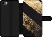 Bookcase Geschikt voor iPhone SE 2020 telefoonhoesje - Gouden verfstrepen op een zwarte achtergrond - Met vakjes - Wallet case met magneetsluiting