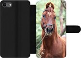 Bookcase Geschikt voor iPhone 7 telefoonhoesje - Paard - Bos - Halster - Met vakjes - Wallet case met magneetsluiting