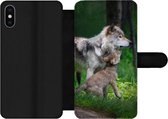 Bookcase Geschikt voor iPhone XS Max telefoonhoesje - Wolf - Baby - Bos - Met vakjes - Wallet case met magneetsluiting