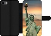 Bookcase Geschikt voor iPhone SE 2020 telefoonhoesje - New York - Vrijheidsbeeld - Zonsondergang - Met vakjes - Wallet case met magneetsluiting