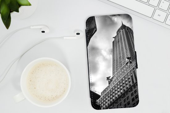 Étui pour téléphone iPhone 7 Bookcase - Chrysler Building à New York à partir du bas en noir et blanc - Avec poches - Étui portefeuille avec fermeture magnétique