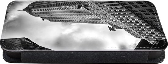 Étui pour téléphone iPhone 7 Bookcase - Chrysler Building à New York à partir du bas en noir et blanc - Avec poches - Étui portefeuille avec fermeture magnétique