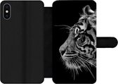 Bookcase Geschikt voor iPhone XS Max telefoonhoesje - Tijger op zwarte achtergrond in zwart-wit - Met vakjes - Wallet case met magneetsluiting