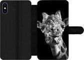 Bookcase Geschikt voor iPhone XS telefoonhoesje - Giraffe tegen zwarte achtergrond in zwart-wit - Met vakjes - Wallet case met magneetsluiting