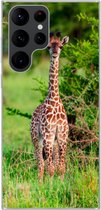 Geschikt voor Samsung Galaxy S22 Ultra hoesje - Baby - Giraffe - Planten - Siliconen Telefoonhoesje