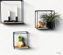 Drie vierkante wandrekken met houten plankjes, versierd met kaarsen, plantjes en decoratieve vogels.
