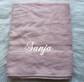 Handdoek badstof roze gepersonaliseerd met naam geborduurd 50x100 kraamcadeau