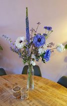 Zijdenbloemen boeket blauw, lila en wit.