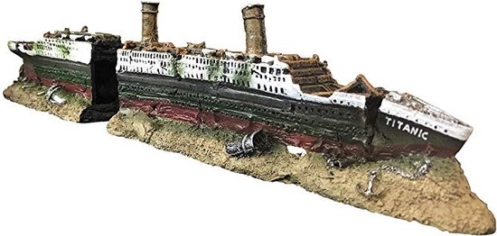 Titanic scheepswrak decoratie met twee delen, witte opbouw en donkergroene romp op zand.