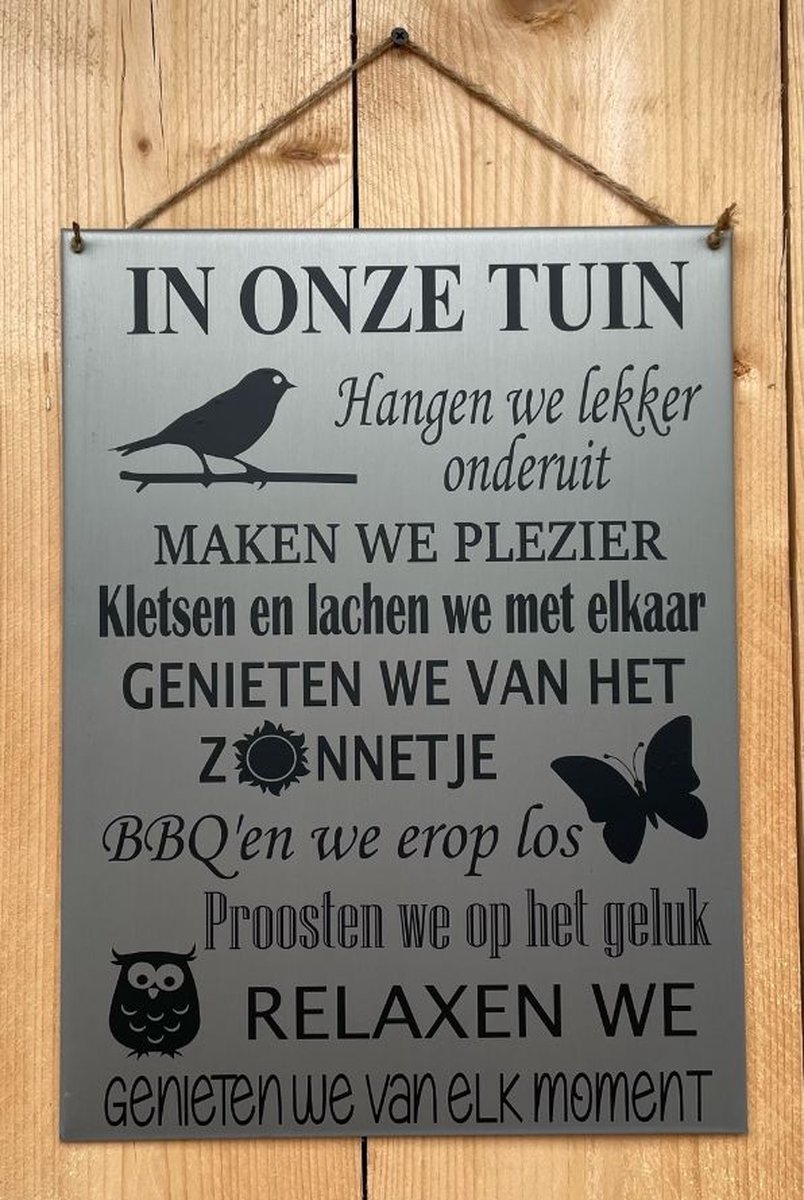 Zinken tekstbord in onze tuin - grijs - 40x60 cm. - tuin