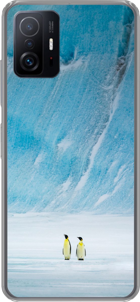 Telefoonhoesje Geschikt voor Xiaomi 11 Lite 5G NE hoesje - Twee keizerpinguïns voor een ijsberg - Siliconen Telefoonhoesje Telefoonhoesje