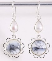 Opengewerkte zilveren oorbellen met dendriet opaal en parel