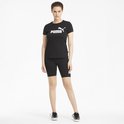 Model in een zwart PUMA T-shirt met wit logo en zwarte fietsbroek.