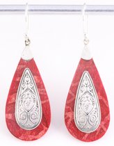 Opengewerkte zilveren oorbellen met rode koraal steen