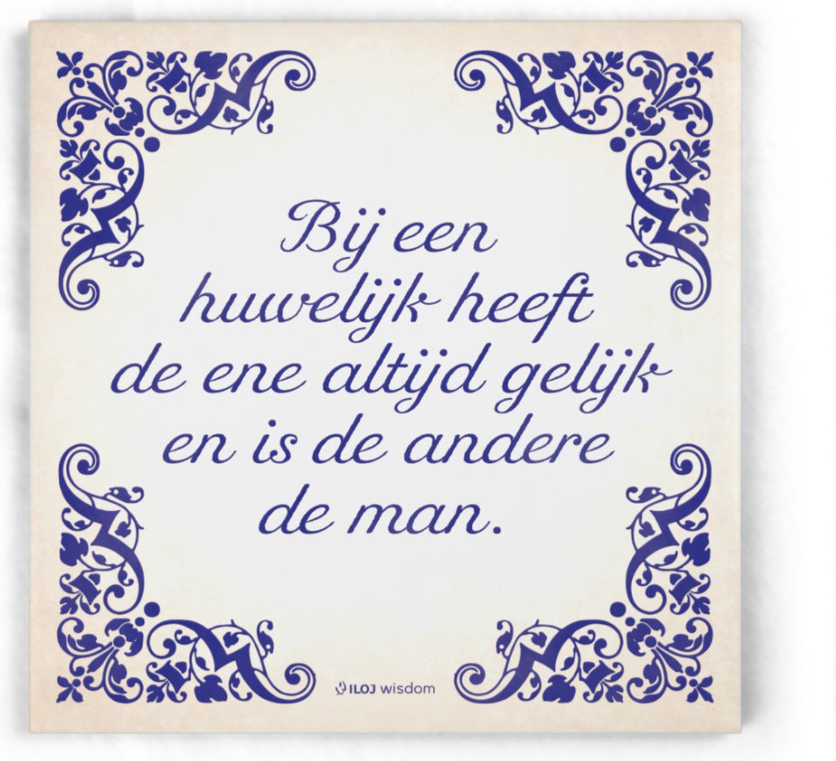 ILOJ wijsheid tegel - spreuken tegel in blauw - Bij een huwelijk heeft de ene altijd gelijk en is de andere de man