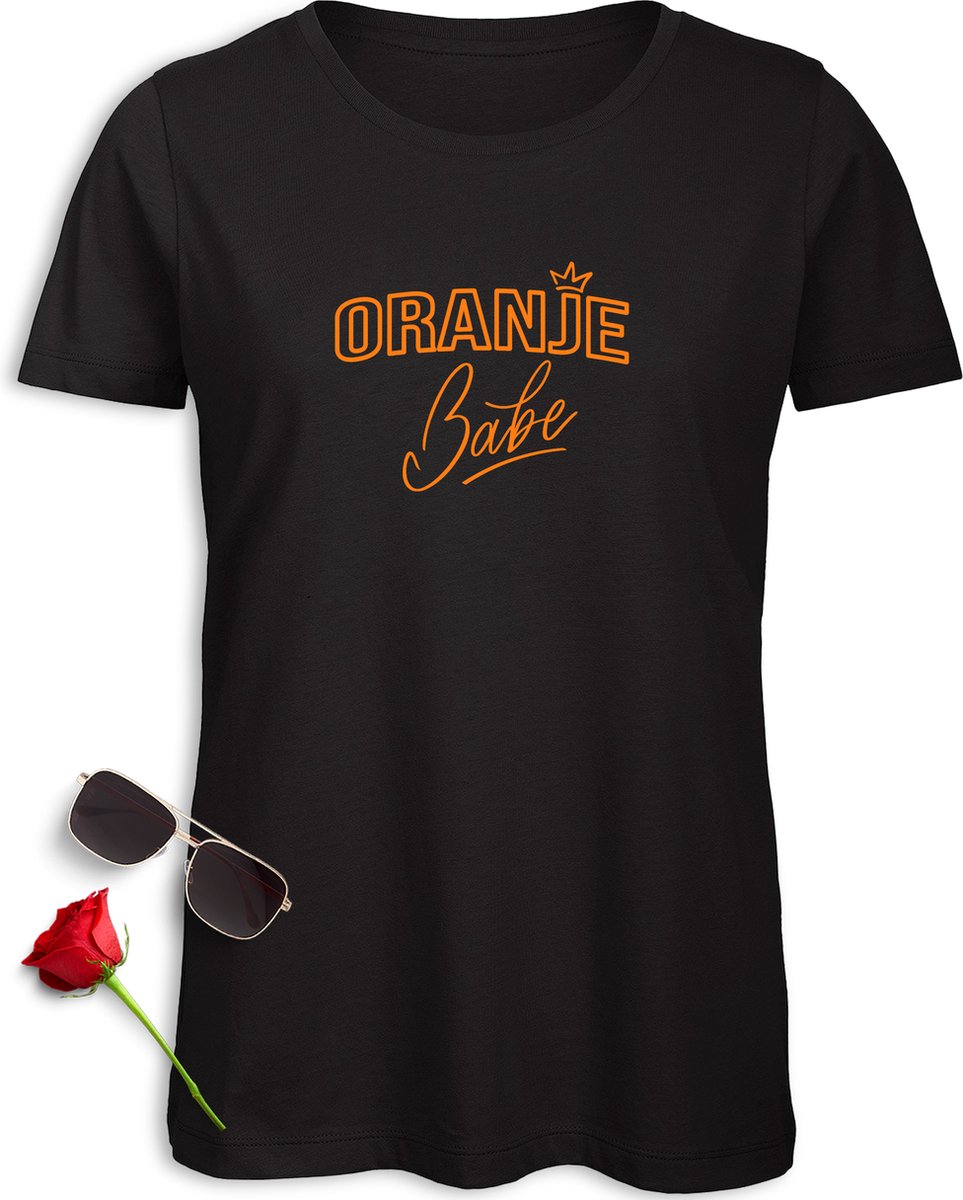 Oranje Babe - Grappig t shirt voor vrouwen - Dames voetbal fan shirt - Maten: S t/m XXL - T-shirt kleur: zwart.