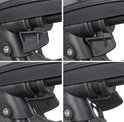 Detail van de vergrendelingsmechanismen van de zwarte relaxstoel.