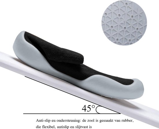 Babyschoen met zwarte stof en grijze rubberen zool, gedemonstreerd op een schuine ondergrond.