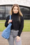 Mannequin portant un sac bleu en velours côtelé sur le côté.