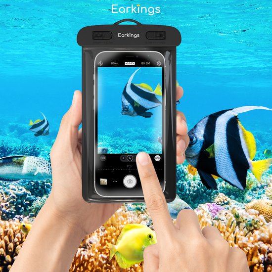 Handen houden een zwart EarKings telefoonhoesje met smartphone vast onder water, met vissen en koraal op de achtergrond.
