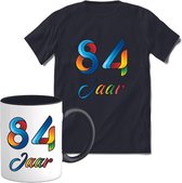 84 Jaar Vrolijke Verjaadag T-shirt met mok giftset Zwart | Verjaardag cadeau pakket set | Grappig feest shirt Heren – Dames – Unisex kleding | Koffie en thee mok | Maat L