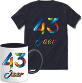 43 Jaar Vrolijke Verjaadag T-shirt met mok giftset Zwart | Verjaardag cadeau pakket set | Grappig feest shirt Heren – Dames – Unisex kleding | Koffie en thee mok | Maat 3XL