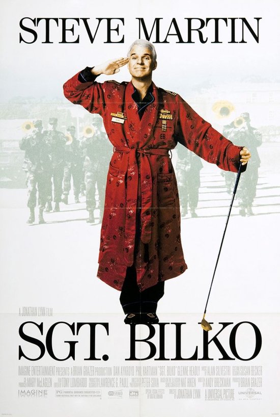 Steve Martin als Sgt. Bilko in een rode badjas met militaire onderscheidingen, die salueert met een golfclub.