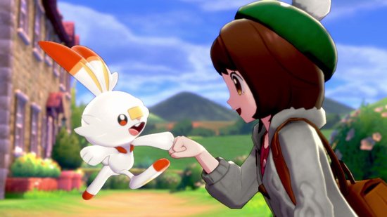 Een meisje met een grijze jas en een groen petje geeft een vuistje aan een wit Pokémon met oranje accenten.