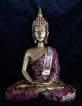 Boeddha beeld bekleed met rode stof en rijkelijk versierd.27 cm