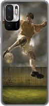 Geschikt voor Xiaomi Redmi Note 10 5G hoesje - Een illustratie van een voetballer die tegen de bal schopt - Jongens - Jongetje - Kids - Siliconen Telefoonhoesje