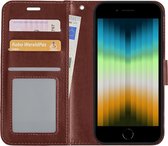Hoes Geschikt voor iPhone SE 2022 Hoesje Book Case Hoes Flip Cover Wallet Bookcase - Bruin