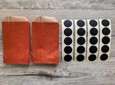 20 Rode papieren craft zakjes 7,5x12 cm en 20 Mat zwarte stickers 2,4 cm
