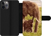 Bookcase Geschikt voor iPhone 11 Pro Max telefoonhoesje - Olifant - Gras - Jong - Slurf - Met vakjes - Wallet case met magneetsluiting