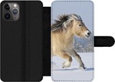 Bookcase Geschikt voor iPhone 11 Pro Max telefoonhoesje - Fjord paard dat door de sneeuw rent - Met vakjes - Wallet case met magneetsluiting