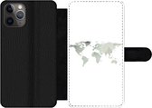 Bookcase Geschikt voor iPhone 11 Pro telefoonhoesje - Wereldkaart - Groen - Grijs - Met vakjes - Wallet case met magneetsluiting