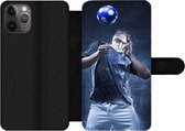 Bookcase Geschikt voor iPhone 11 Pro Max telefoonhoesje - Hooghoudende voetballer - Met vakjes - Wallet case met magneetsluiting