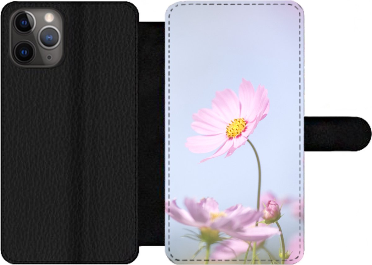 Telefoonhoesje Geschikt voor iPhone 11 Pro telefoonhoesje - Bloemen - Roze - Buiten - Natuur - Met vakjes - Wallet case met magneetsluiting