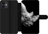 Bookcase Geschikt voor iPhone 11 telefoonhoesje - Portretfoto neushoorn op zwarte achtergrond in zwart-wit - Met vakjes - Wallet case met magneetsluiting