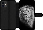 Bookcase Geschikt voor iPhone 11 telefoonhoesje - Aziatische leeuw tegen zwarte achtergrond in zwart-wit - Met vakjes - Wallet case met magneetsluiting