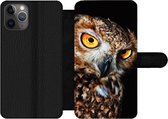 Bookcase Geschikt voor iPhone 11 Pro Max telefoonhoesje - Uil - Zwart - Geel - Met vakjes - Wallet case met magneetsluiting