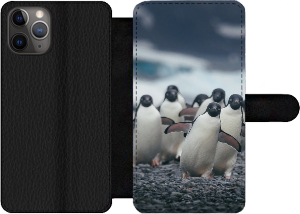 Telefoonhoesje Geschikt voor iPhone 11 Pro telefoonhoesje - Adelie pinguïns op het strand - Met vakjes - Wallet case met magneetsluiting