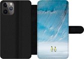 Bookcase Geschikt voor iPhone 11 Pro telefoonhoesje - Twee keizerpinguïns voor een ijsberg - Met vakjes - Wallet case met magneetsluiting