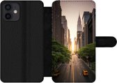 Bookcase Geschikt voor iPhone 12 Mini telefoonhoesje - Straat van New York in de ochtend - Met vakjes - Wallet case met magneetsluiting